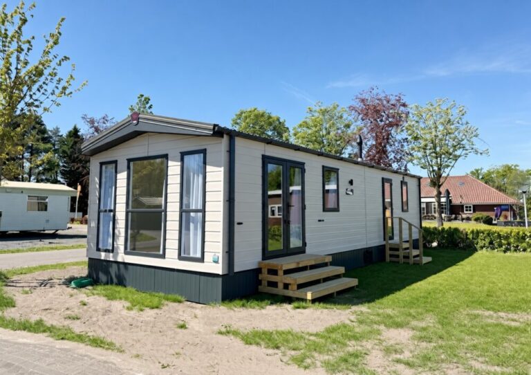 Stacaravan op een groene camping in Nederland.