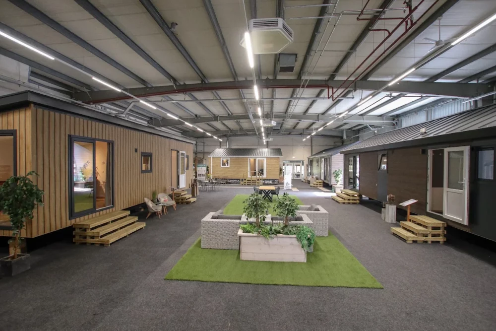Binnen showroom van Chalet Totaal.